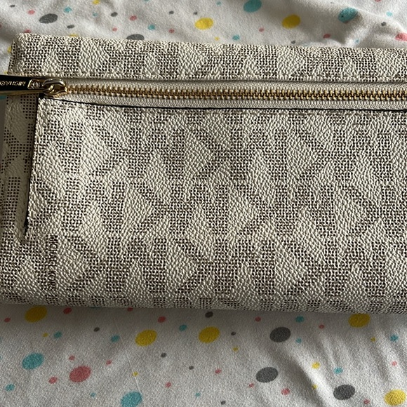 Michael Kors wallet - Picture 14 of 16